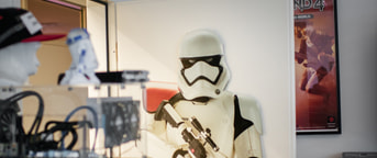 Figurine de Star Wars dans un bureau Figurine de Star Wars dans un bureau